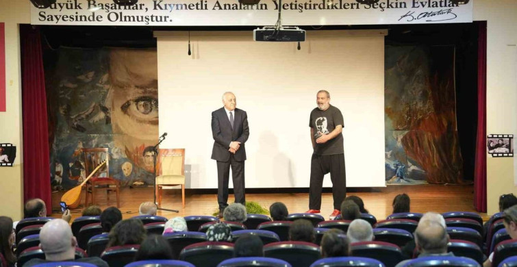 Kartal'da Tiyatro Rüzgarı: Kavuklu Hamlet ve Derviş Dolu Dolu Bir Hafta Sonu Sundu