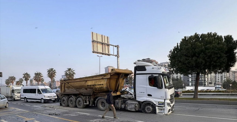 Kartal'da Trafik Kazası: Otomobil Durağa Girdi