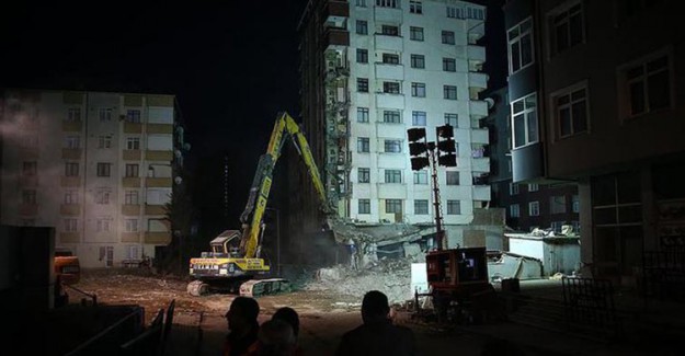 Kartal'daki Riskli 8 Binadan İlki Yıkılıyor 