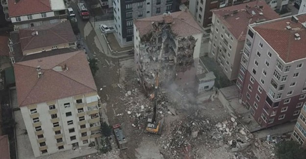 Kartal'daki Ünal Apartmanı'nın Yıkımına Başlandı 