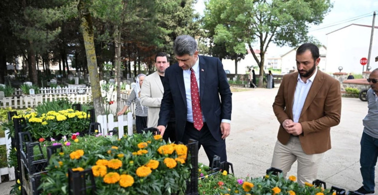 Kartepe Belediyesi'nden Bayram Öncesi Mezarlık Ziyareti İçin Çiçek Dağıtımı