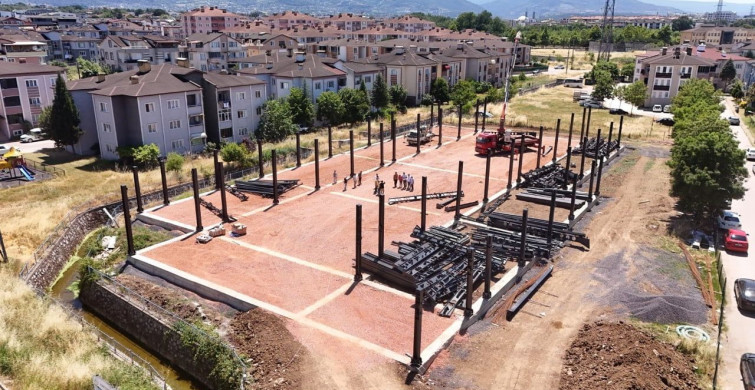Kartepe'de inşa edilen kent çarşısı afetlerde toplanma alanı olacak