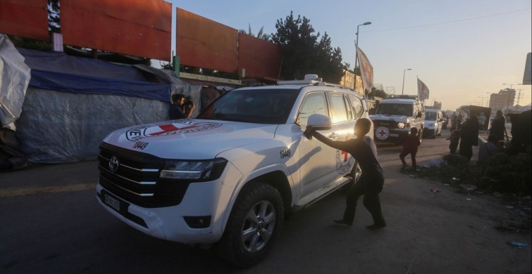 Kassam Tugayları'ndan Kızılhaç'a Ceset Teslimi Kassam Tugayları'ndan Kızılhaç'a Ceset Teslimi