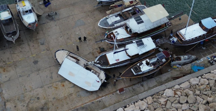 Kaş'ta Dalgalar Tekne ve İşletmelere Zarar Verdi