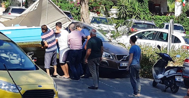 Kaş'ta Şaşırtan Kazada Tekne Aracın Üzerinde Devrildi