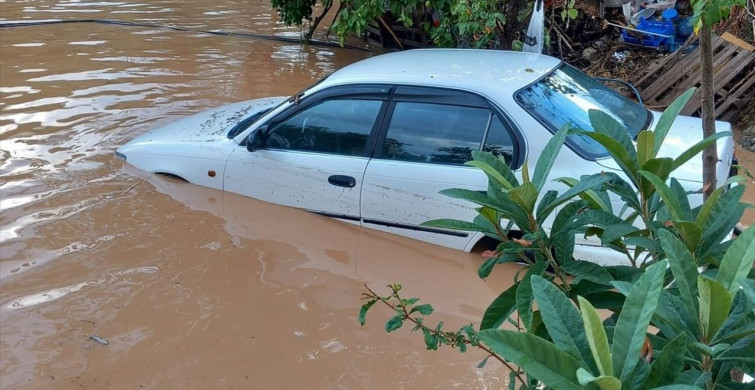 Kaş'ta Şiddetli Sağanak Yağış Hayatı Olumsuz Etkiledi