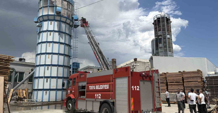 Kastamonu'da ahşap kapı fabrikasının talaş silosunda yangın
