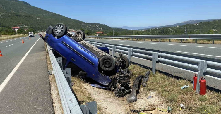 Kastamonu'da bariyerlere çarpan hafif ticari araç ters döndü, 3 yaralı