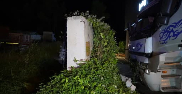 Kastamonu'da direksiyon başında rahatsızlanan sürücü kamyonla istinat duvarına çarptı