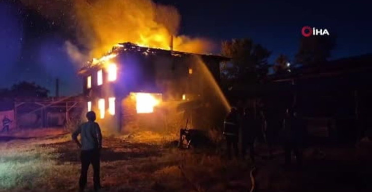 Kastamonu'da elektrik kontağından çıkan yangında 2 katlı ev kullanılamaz hale geldi
