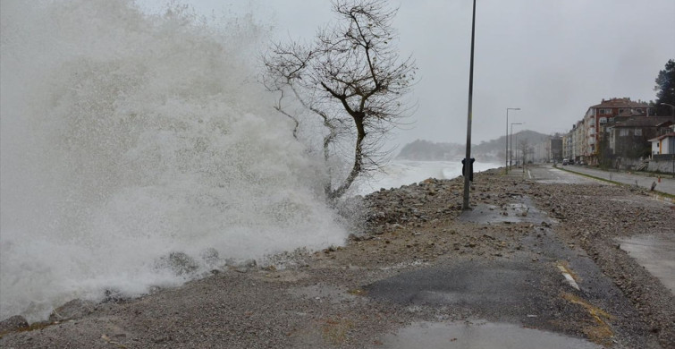 Kastamonu'da Fırtına Etkisi: Dalgalar Sahil Şeridini Vurdu