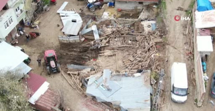 Kastamonu'da Fırtına Sonrası Ahır Çöktü, 4 Hayvan Telef Oldu