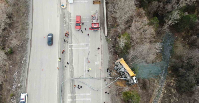 Kastamonu'da Hafriyat Kamyonu Şarampole Devrildi