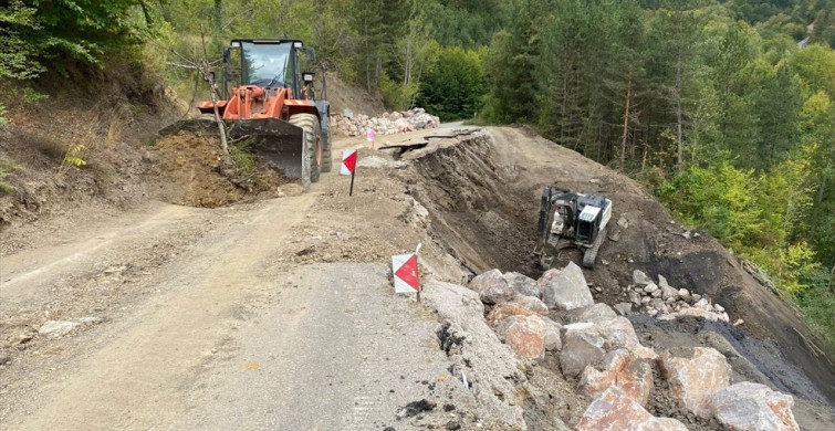 Kastamonu'da Heyelan Nedeniyle Kapanan Yol İçin Çalışmalar Başladı