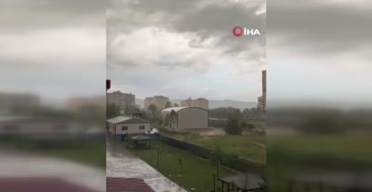 Kastamonu'da jimnastik salonuna yıldırım düştü, yangın anı kameralara yansıdı