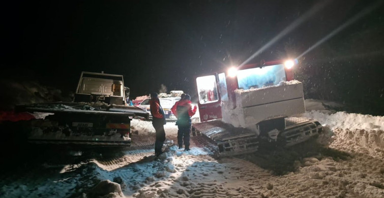 Kastamonu'da Kapanan Köy Yolunu Açarak Hastayı Kurtardılar