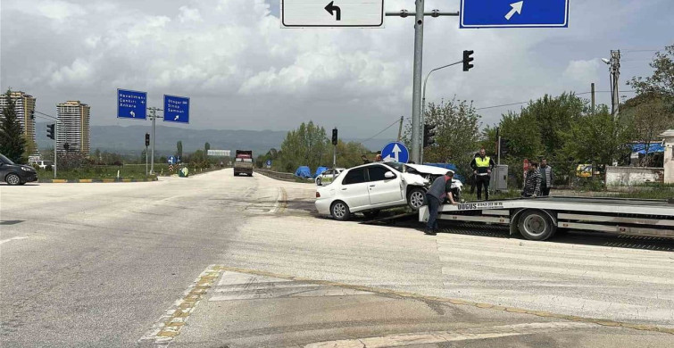 Kastamonu'da Kavşakta Otomobil Çarpışması: 8 Yaralı