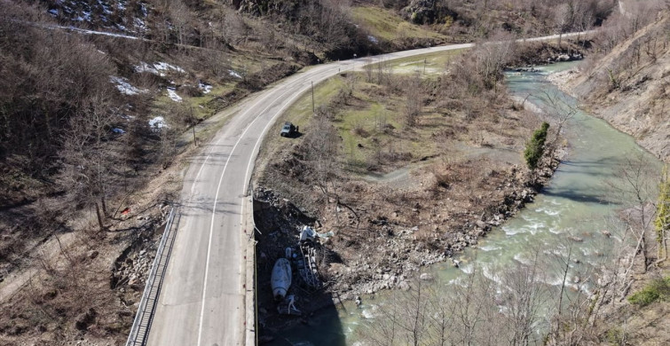 Kastamonu'da Köprüden Düşen Beton Mikserinin Sürücüsü Agır Yaralandı
