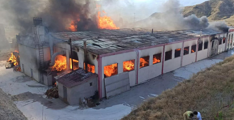 Kastamonu’da korku dolu anlar: Kapı fabrikası alev aldı, dumanlar gökyüzünü kapladı