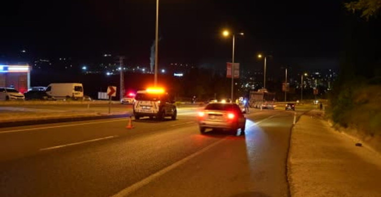 Kastamonu'da lastiği patlayan tır, su kanalına ve refüje çarptı: 1 yaralı