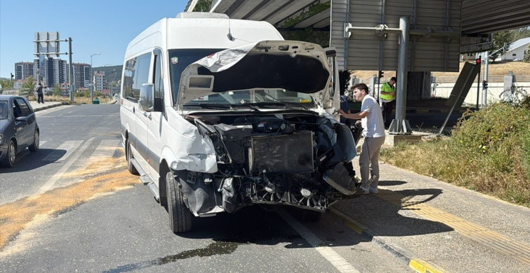Kastamonu'da Minibüs ve Hafif Ticari Araç Çarpıştı