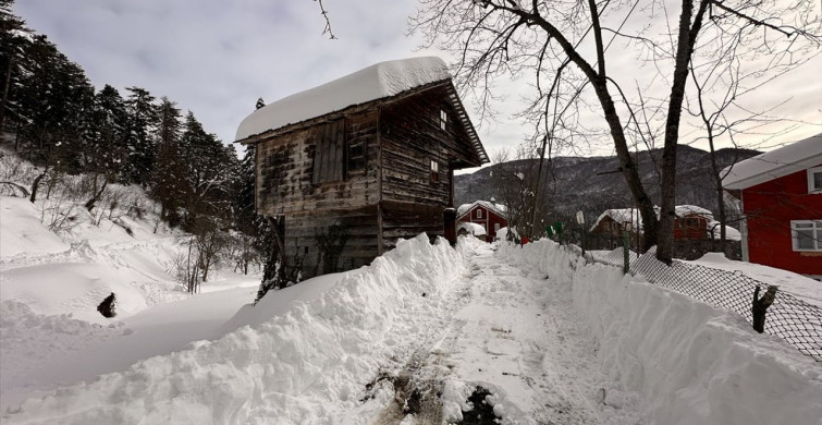Kastamonu'da Tarihi Ahşap Evler Karla Kaplandı
