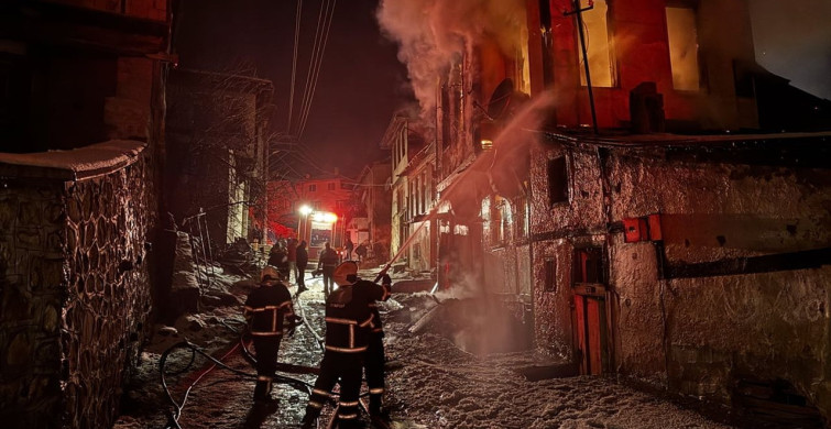 Kastamonu'da Tarihi Konakta Yangın: İki Eve Sıçradı