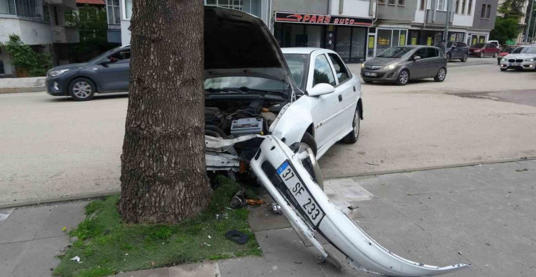 Kastamonu'da Virajı Alamayan Otomobil Ağaca Çarptı