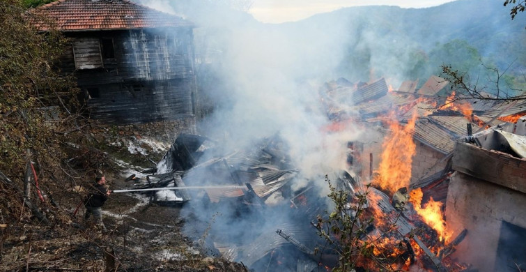 Kastamonu'da Yangın: 2 Ev Zarar Gördü
