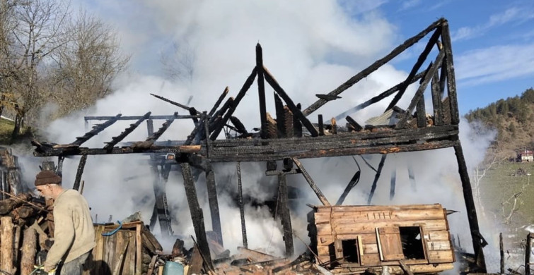 Kastamonu'da Yangın: 2 Katlı Ahşap Ev Kullanılamaz Hale Geldi