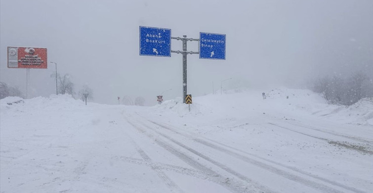 Kastamonu'da Yoğun Kar Yağışı Ulaşıma Engeller Getiriyor