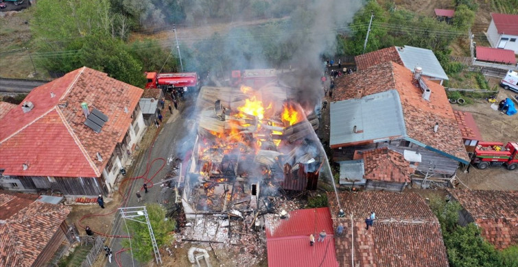 Kastamonu'daki Yangında Konak ve Ev Hasar Gördü