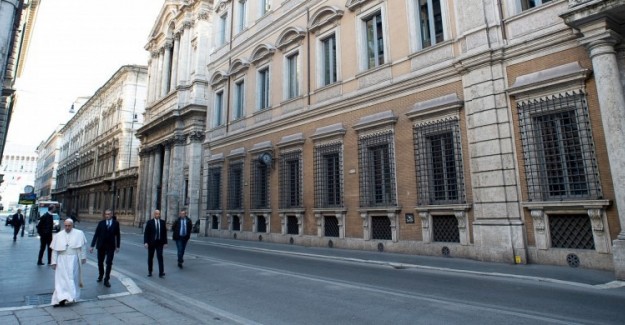 Katoliklerin Papası Roma Sokaklarında