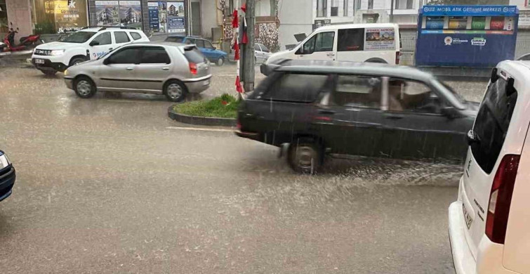 Kavak'ta Sağanak Yağış Hayatı Olumsuz Etkiledi