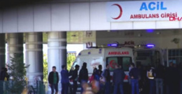 Kavgayı Ayırmaya Çalışan Polis Bıçaklandı