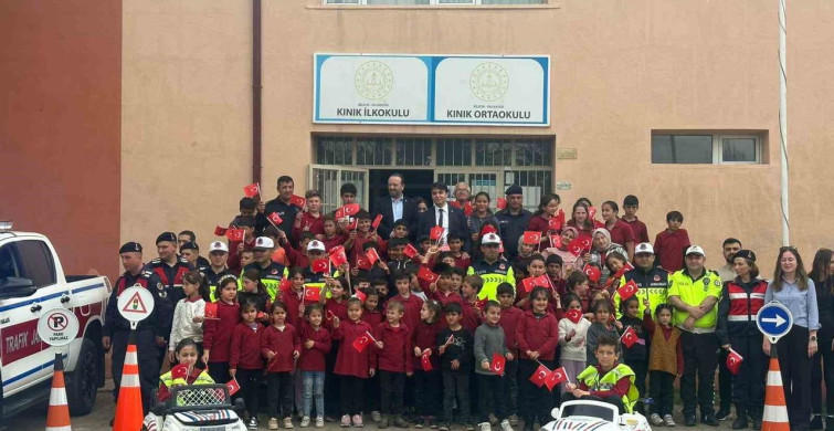 Kaymakam Kara'dan Miniklere Hayat Kurtaran Trafik Uyarıları