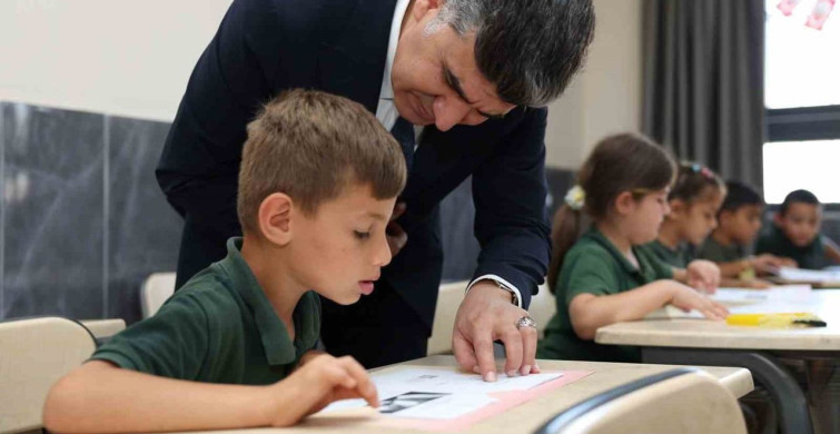 Kaymakam Şener, öğrencilerin karne mutluluğuna ortak oldu