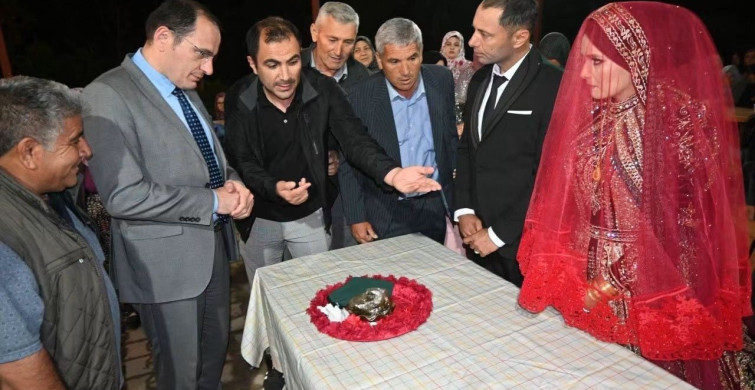 Kaymakam Türker, yeni evlenen çiftin düğününde piste çıktı