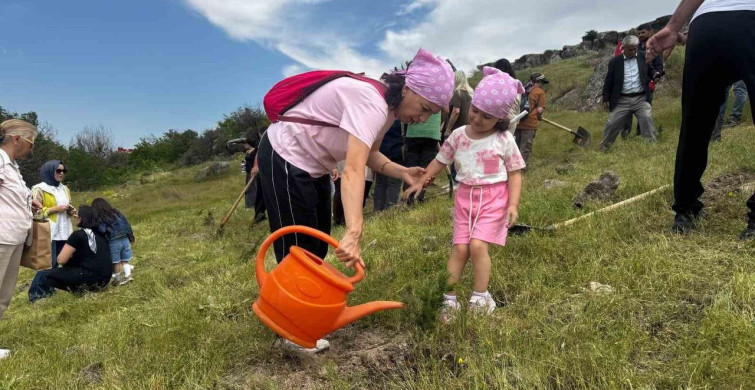 Kayseri Büyükşehir Belediyesi 300 fidanı toprakla buluşturdu