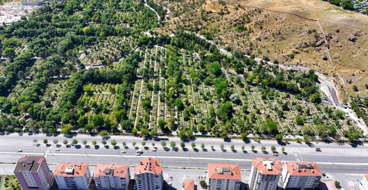 Kayseri Büyükşehir Belediyesi'nden asri mezarlıkta temizlik çalışması