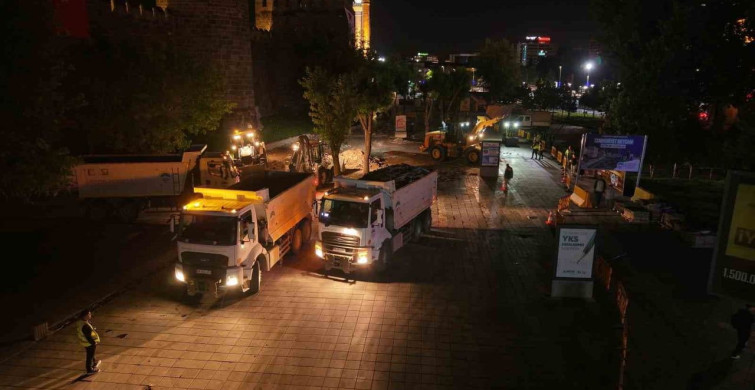 Kayseri Cumhuriyet Meydanı'ndaki yenileme çalışmaları sürüyor