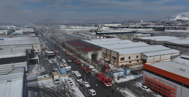 Kayseri OSB'de Mobilya Fabrikasında Yangın Kontrol Altına Alındı