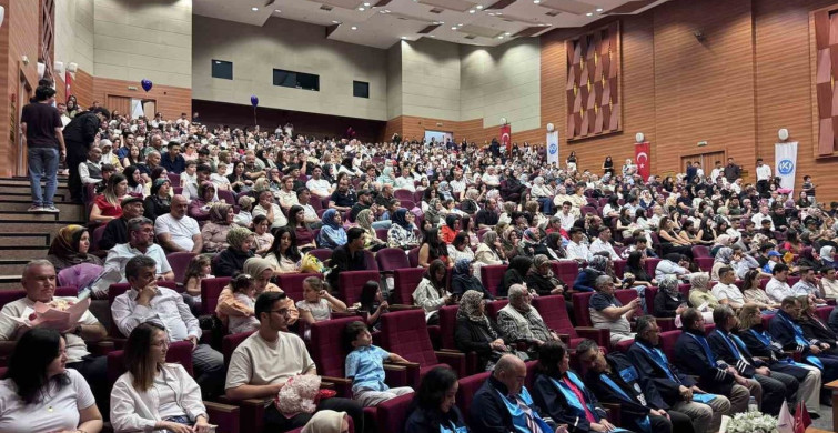 Kayseri Üniversitesi mezuniyet töreninde geleneksel şed kuşanma ritüeli