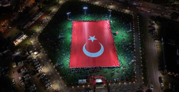 Kayseri'de 15 Temmuz etkinlikleri kapsamında dünyanın en büyük Türk bayrağı açıldı
