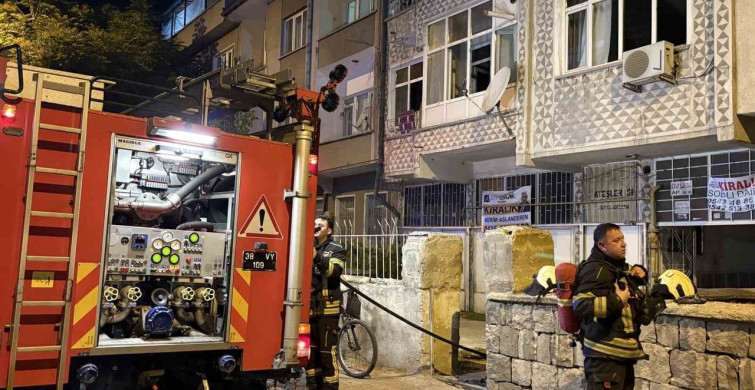 Kayseri'de 4 katlı binada yangın: Anne ve iki çocuğu dumandan etkilendi