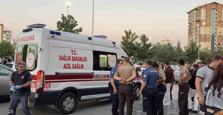 Kayseri'de alışveriş merkezi önünde bıçaklı kavga: 1 kişi yaralandı