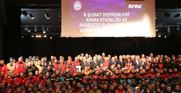 Kayseri'de Arama Kurtarma Ekiplerine Aşkla Takdim Edilen Armalar