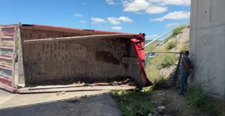 Kayseri'de damperi açılan kamyon köprüye çarptı: 1 ölü