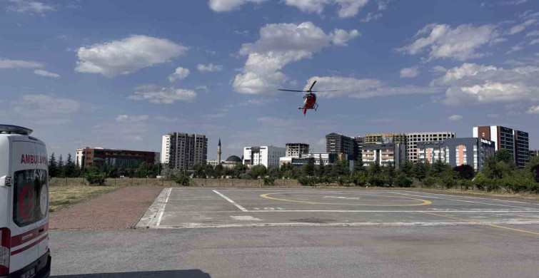 Kayseri'de düşme sonucu beyin kanaması geçiren hasta ambulans helikopterle hastaneye kaldırıldı
