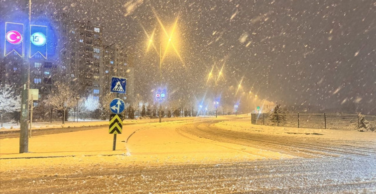 Kayseri'de Etkili Kar Yağışı Yaşanıyor